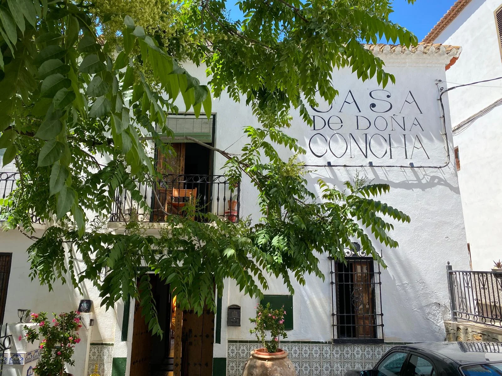Casa de Doña Concha · hand-painted name through the greenery